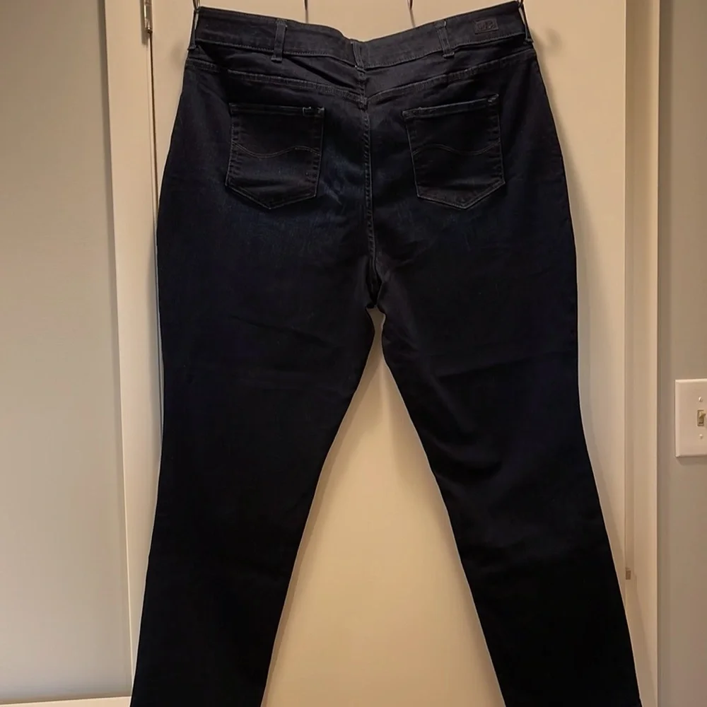 NWOT Lee relaxed fit straight leg mid rise dark wash size 22W - Picture 2 of 6